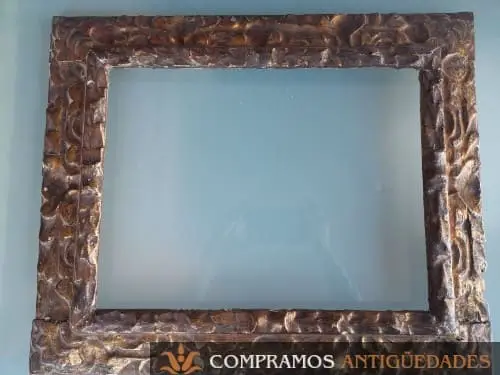 marco antiguo por delante