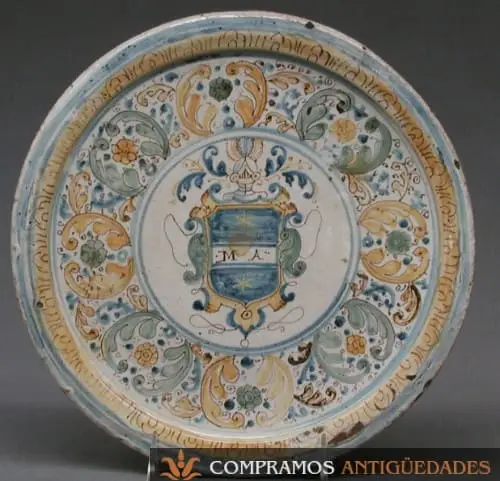 Plato antiguo ceramica escudo