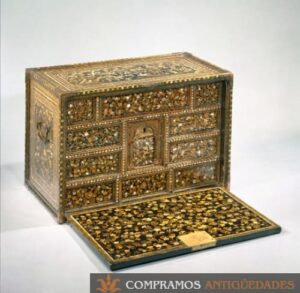 Vender bargueño laca dorada y Nacar Antiguo Galeria de antiguedades en Madrid paravender