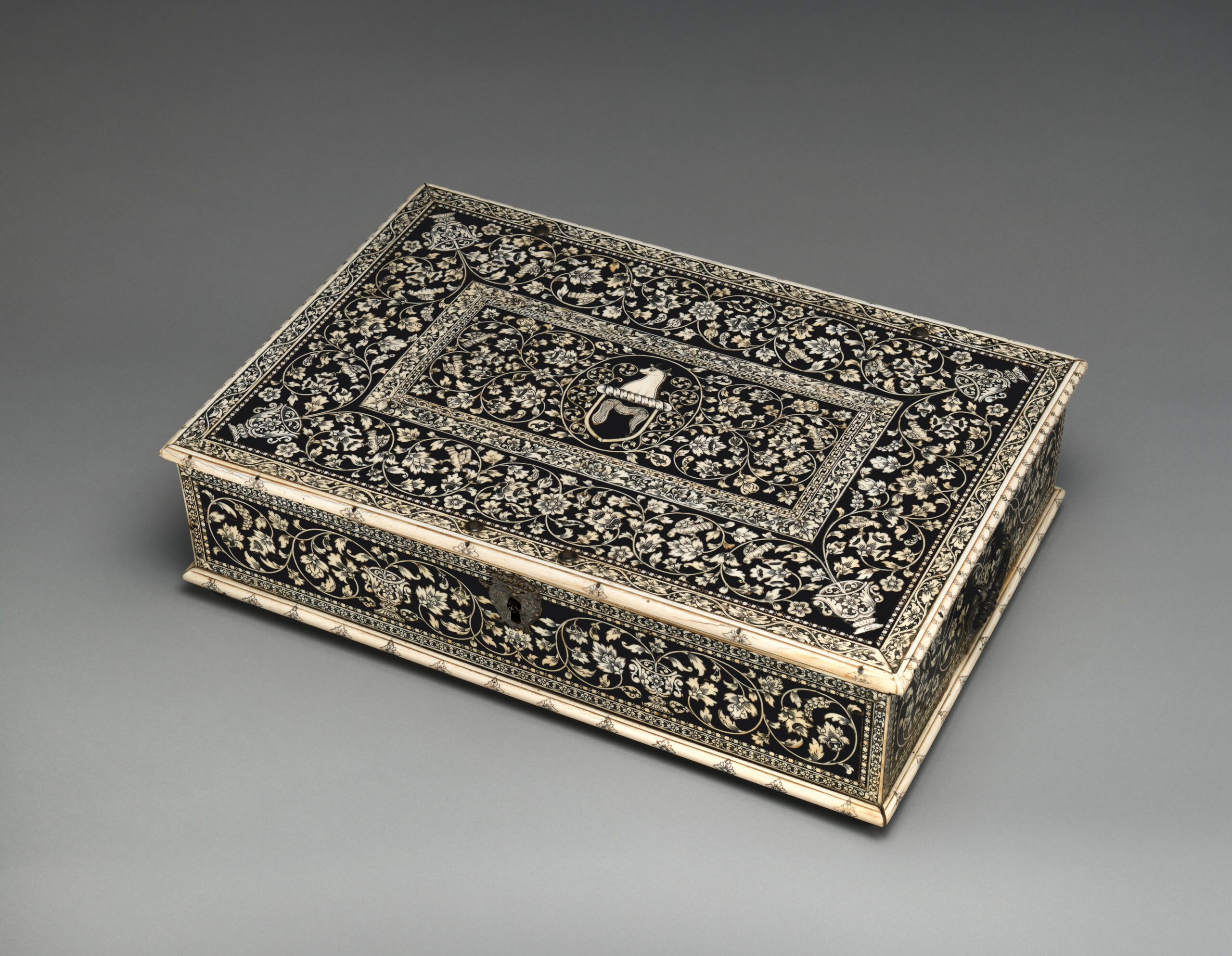 Mueble anglo-indio Vizagapatam S. XVIII mostrando el característico contraste entre las incrustaciones de marfil claro grabado y la base de madera oscura (ébano o palo de rosa).