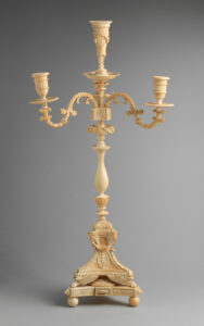 Mueble auxiliar Vizagapatam antiguo (mesa o gabinete,candelabros pequeño) del siglo XVIII con elaboradas incrustaciones de marfil grabado que compramos a particulares.