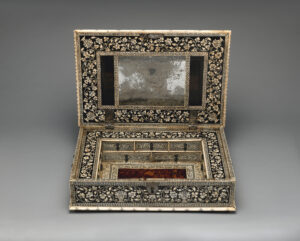 Caja de escritura Vizagapatam antigua, siglo XVIII, en madera noble (sándalo o similar) con profusa decoración de marfil grabado, representativa de las antigüedades que compramos.